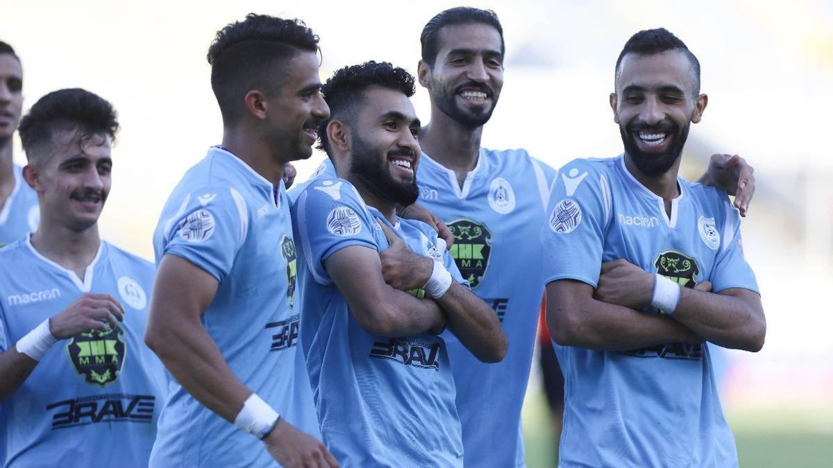 Jugadores del Al-Riffa celebran un gol.