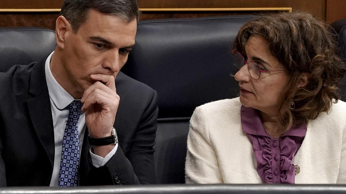 El presidente Pedro Sánchez junto a la vicepresidenta y ministra de Hacienda, María Jesús Montero.