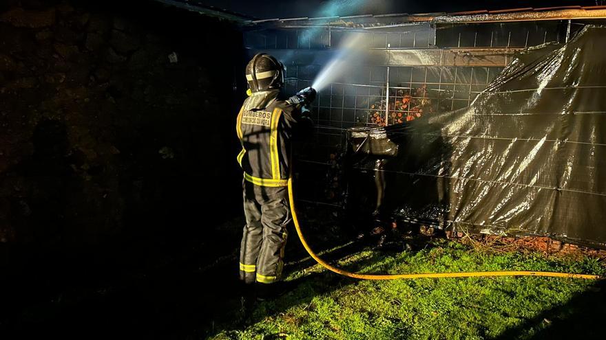 Actuación de madrugada para contener el incendio de un garaje en Pino del Oro