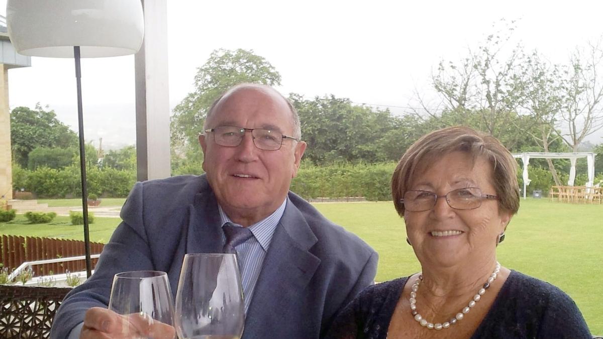 Minervino Costales, con su esposa Geli en una imagen cedida por la familia