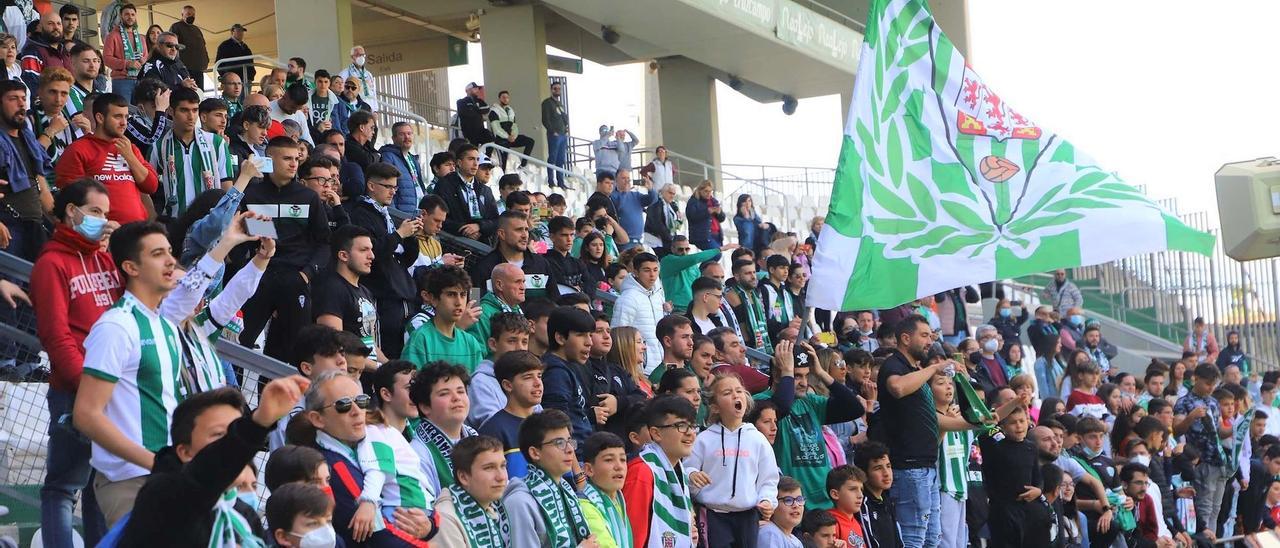 La afición eufórica durante la fiesta del ascenso ante Las Palmas Atlético en El Arcángel.