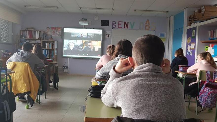 Alumnado do CEIP de Rubiáns, un dos colexios participantes, durante a conferencia formativa. |   // FDV