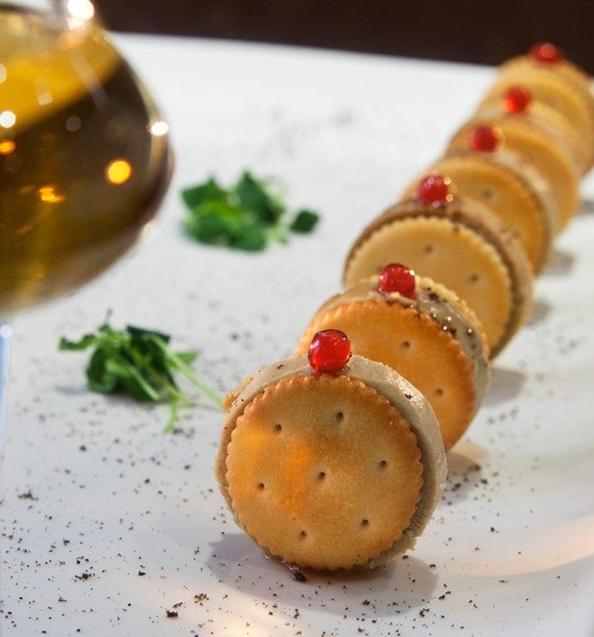 Galletas de foie con arena de oreo