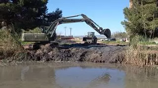 Comienza la extracción de lodo en el Port de Catarroja
