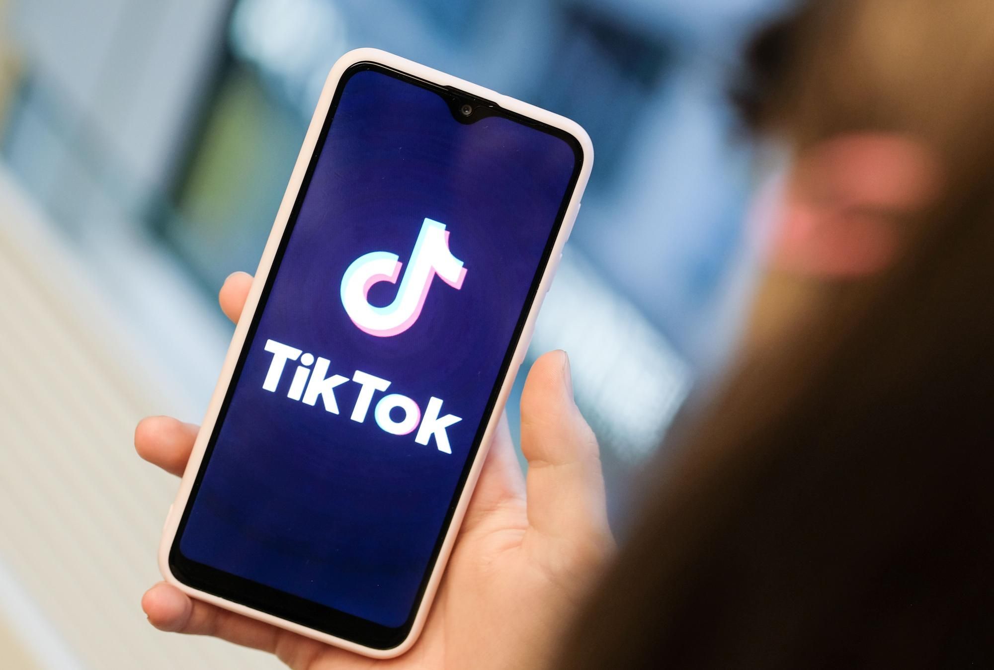 Archivo - Aplicación de TikTok en un teléfono móvil