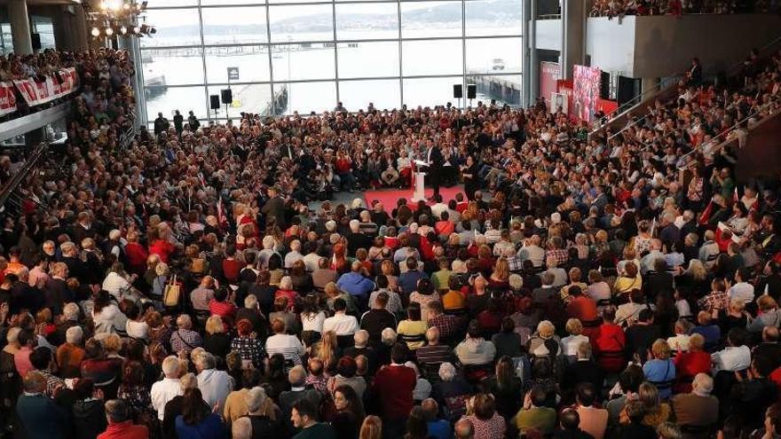 Sánchez estuvo rodeado en Vigo por los casi dos mil simpatizantes socialistas. // José Lores