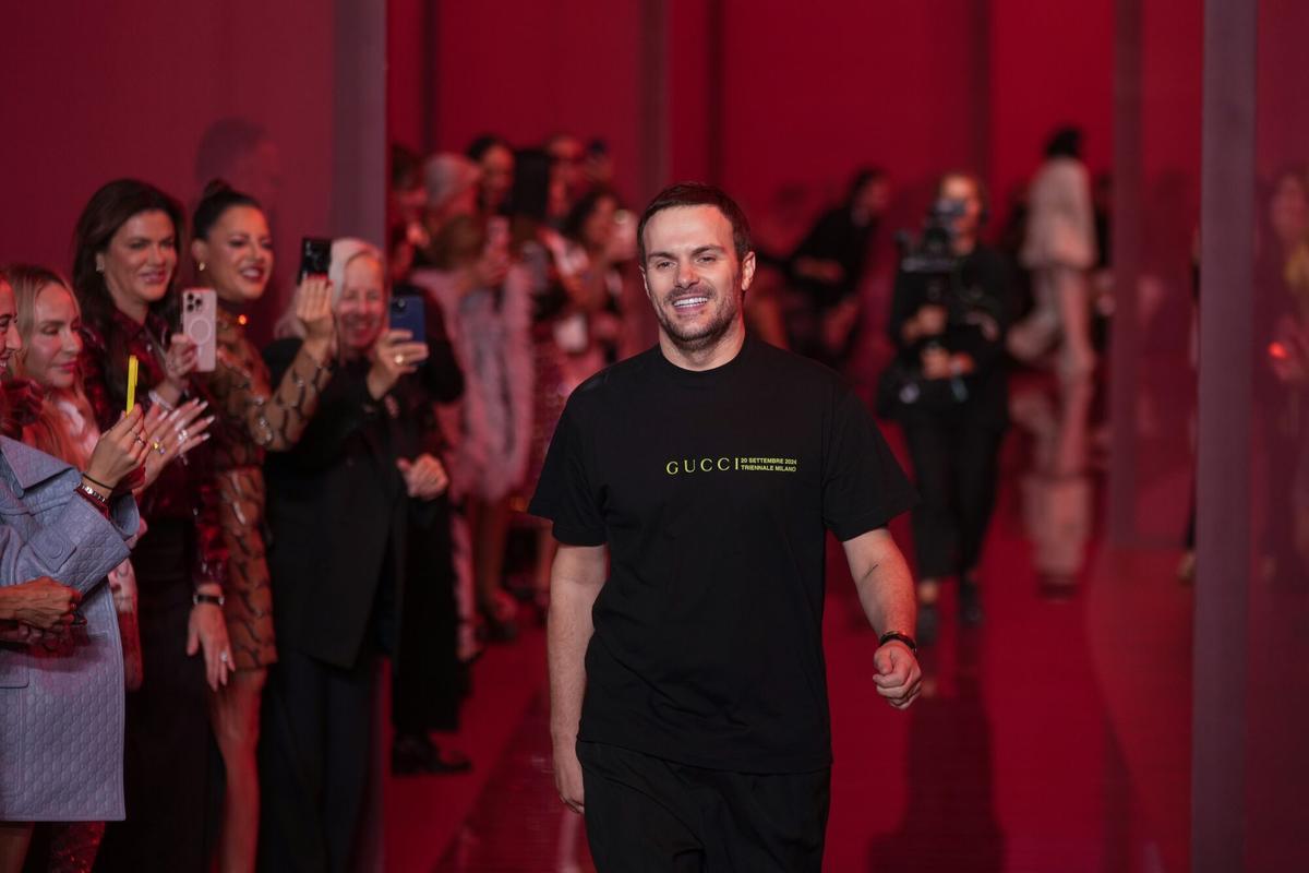 Sabato De Sarno, saluda al final del desfile de SS2025, el pasado septiembre, en Milán.