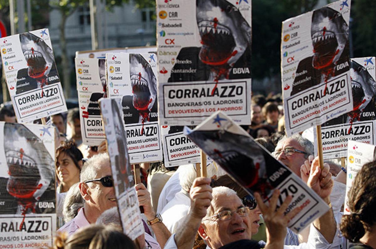 Manifestació davant de la seu de CaixaBank en protesta sobre les mesures d’austeritat del Govern, a Barcelona.