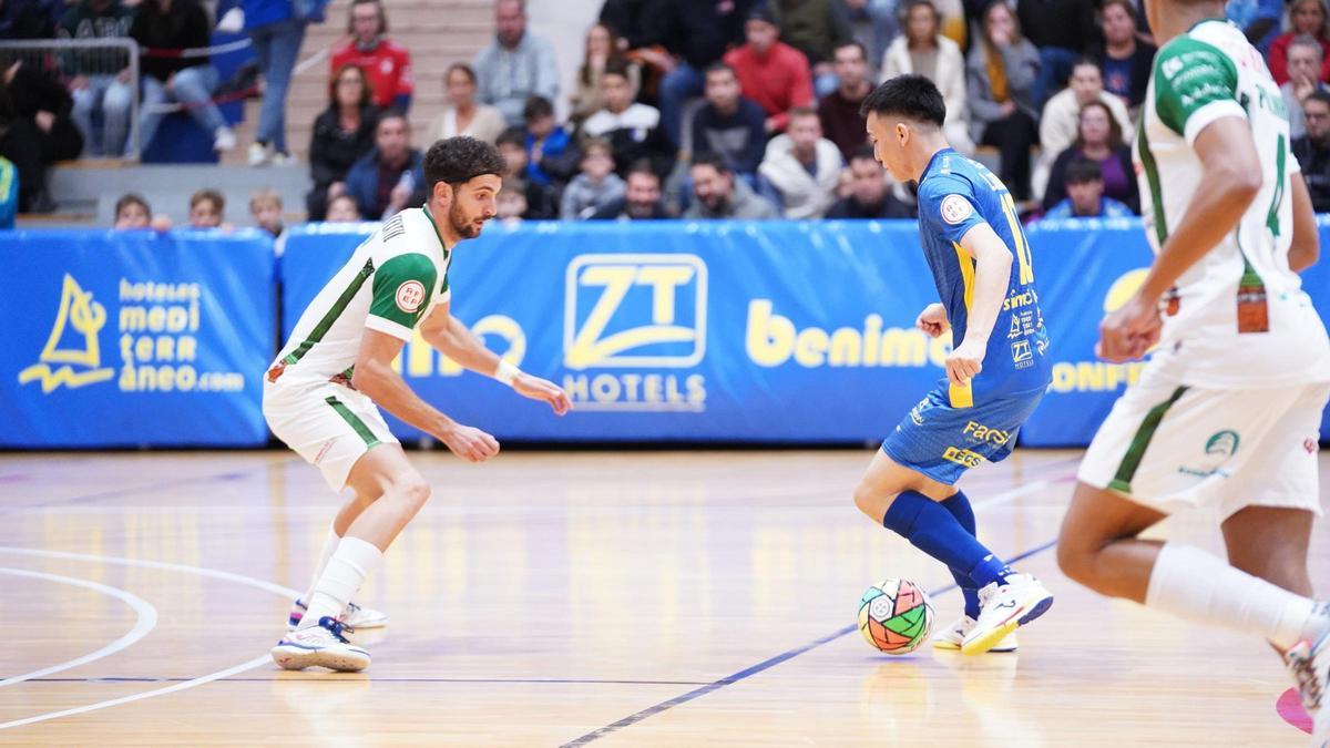Zequi ante Gauna en el Peñíscola-Córdoba Futsal.