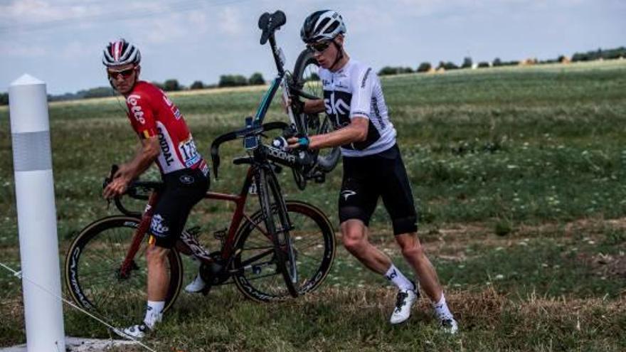 Chris Froome prova de tornar a la carretera després de la caiguda a l&#039;etapa d&#039;ahir.