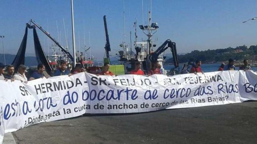 Marineros de cerco protestan en el puerto de Portosín (A Coruña) para exigir más cuota de anchoa.