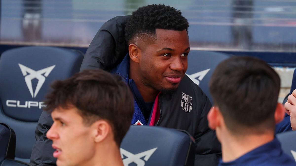 Ansu Fati en el banquillo del Estadi Olímpic Lluís Companys de Montjuïc