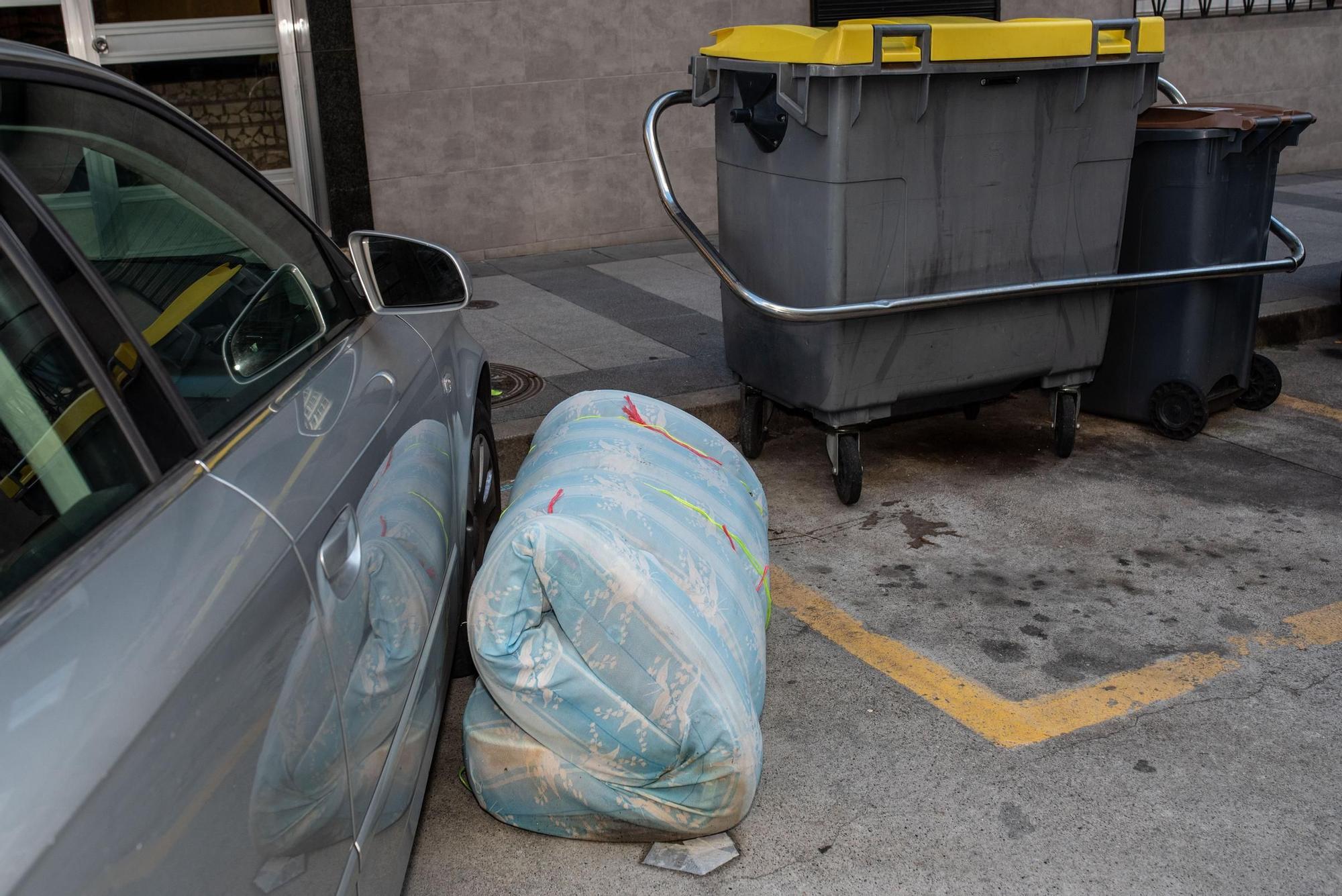 El incivismo hace de la calle un vertedero de muebles