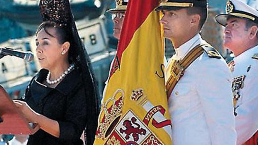 Ángela Mena, durante el acto de entrega de la nueva bandera de la Armada.