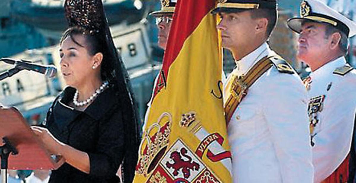 Ángela Mena, durante el acto de entrega de la nueva bandera de la Armada.