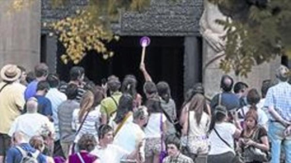 Aglomeración de turistas frente a la Sagrada Família, ayer.