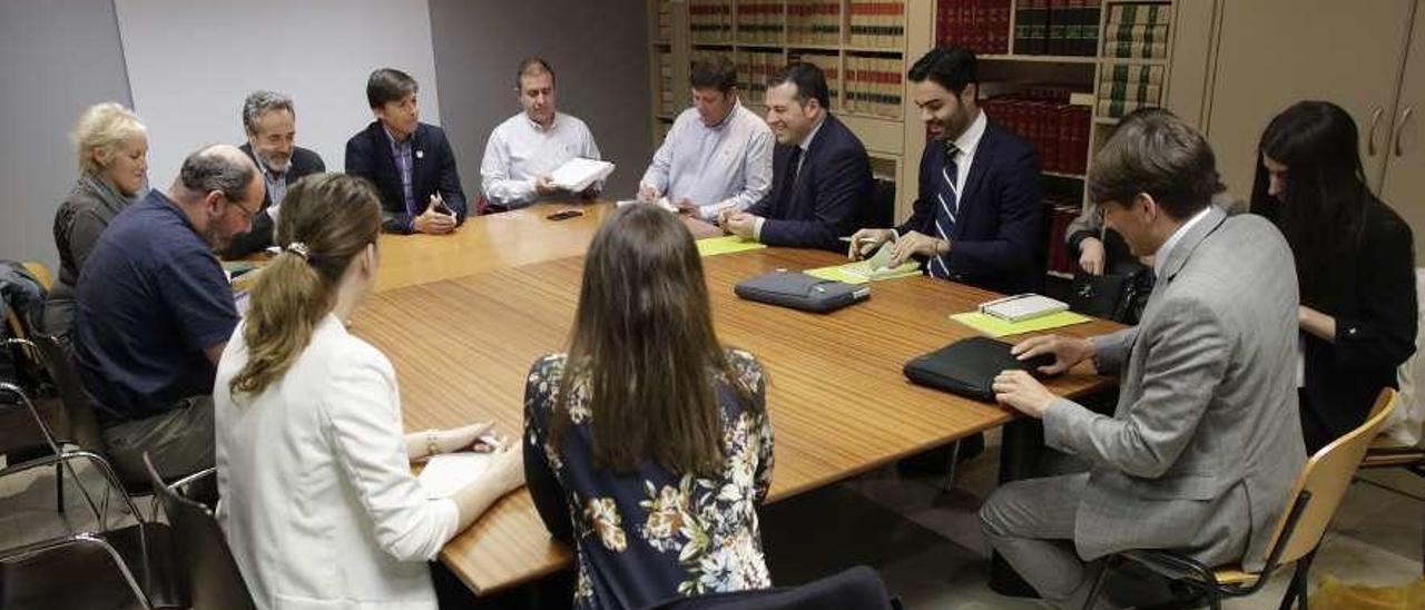 Técnicos municipales y de la empresa Vectio, ayer, durante la reunión del plan de movilidad.