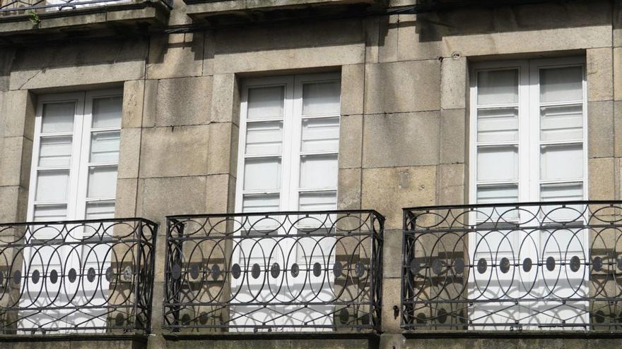 En la imagen, un edificio situado en el casco histórico de la capital gallega con todas las ventanas totalmente cerradas / JESÚS PRIETO