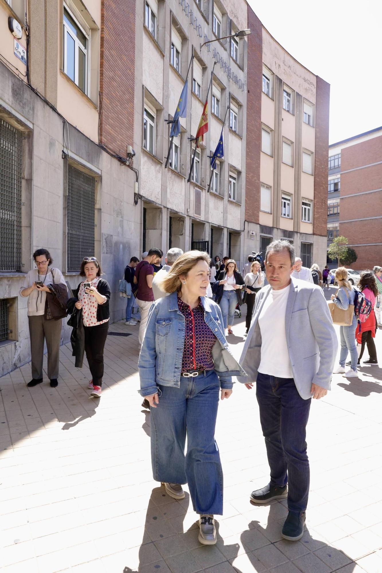 El desalojo del IES Jovellanos en Gijón, en imágenes