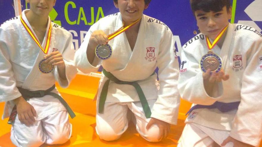 Los tres medallistas del Judo Avilés en Granada.