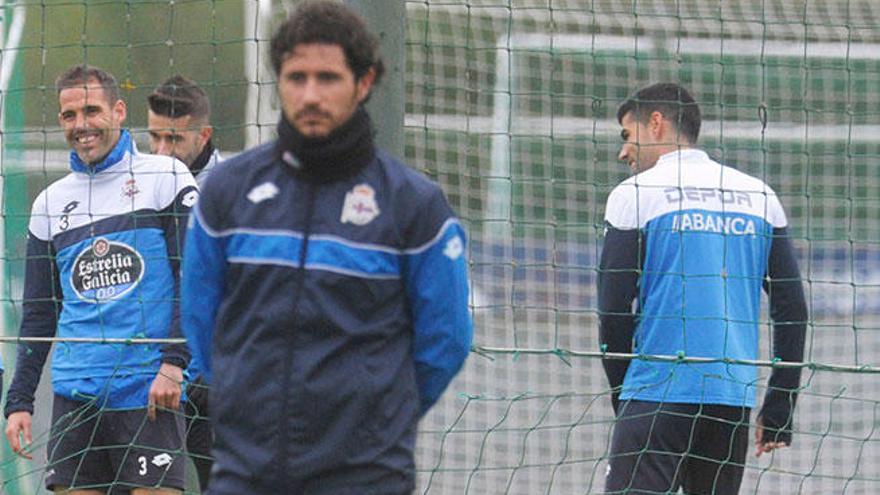 Víctor Sánchez observa a los jugadores en el entrenamiento de ayer