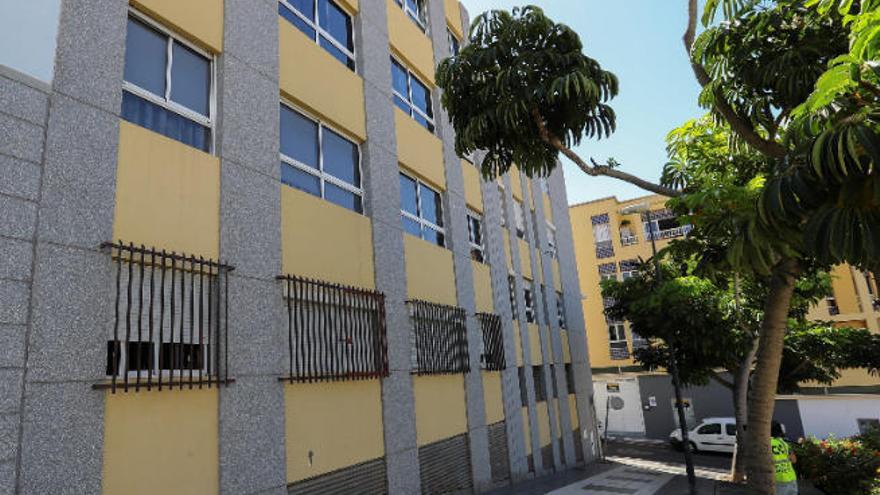 En la segunda planta de este edificio -con las ventanas cerradas- se produjo el asesinato de Encarnación ayer.