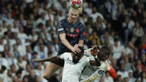 Erling Haaland, delantero del Manchester City, disputa un balón en el Bernabéu con Antonio Rüdiger y Ferland Mendy, de Real Madrid.