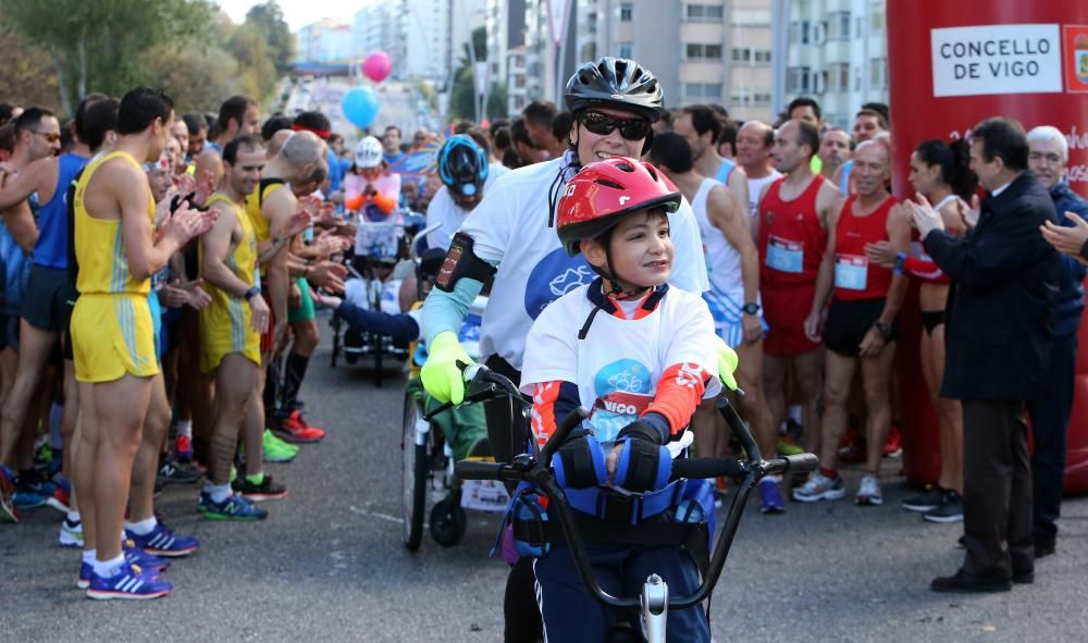 Más de 3.500 personas participan esta mañana la Carrera Vigo Contra el Cáncer.