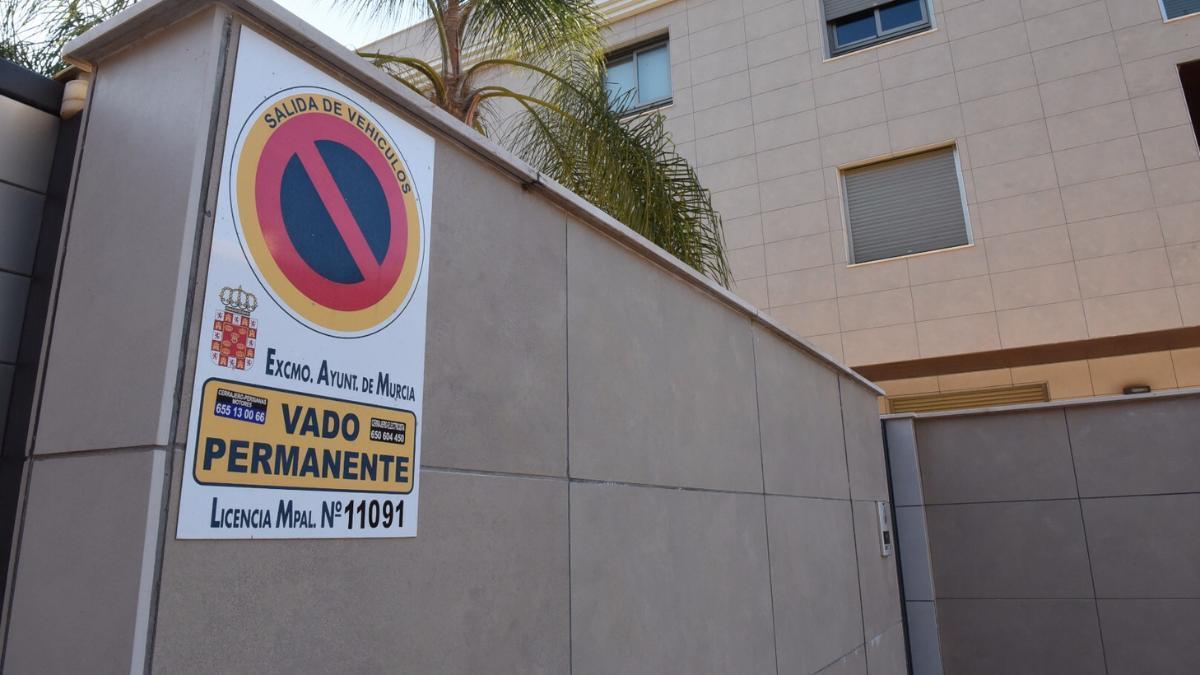 Vado permanente en una calle de Murcia.