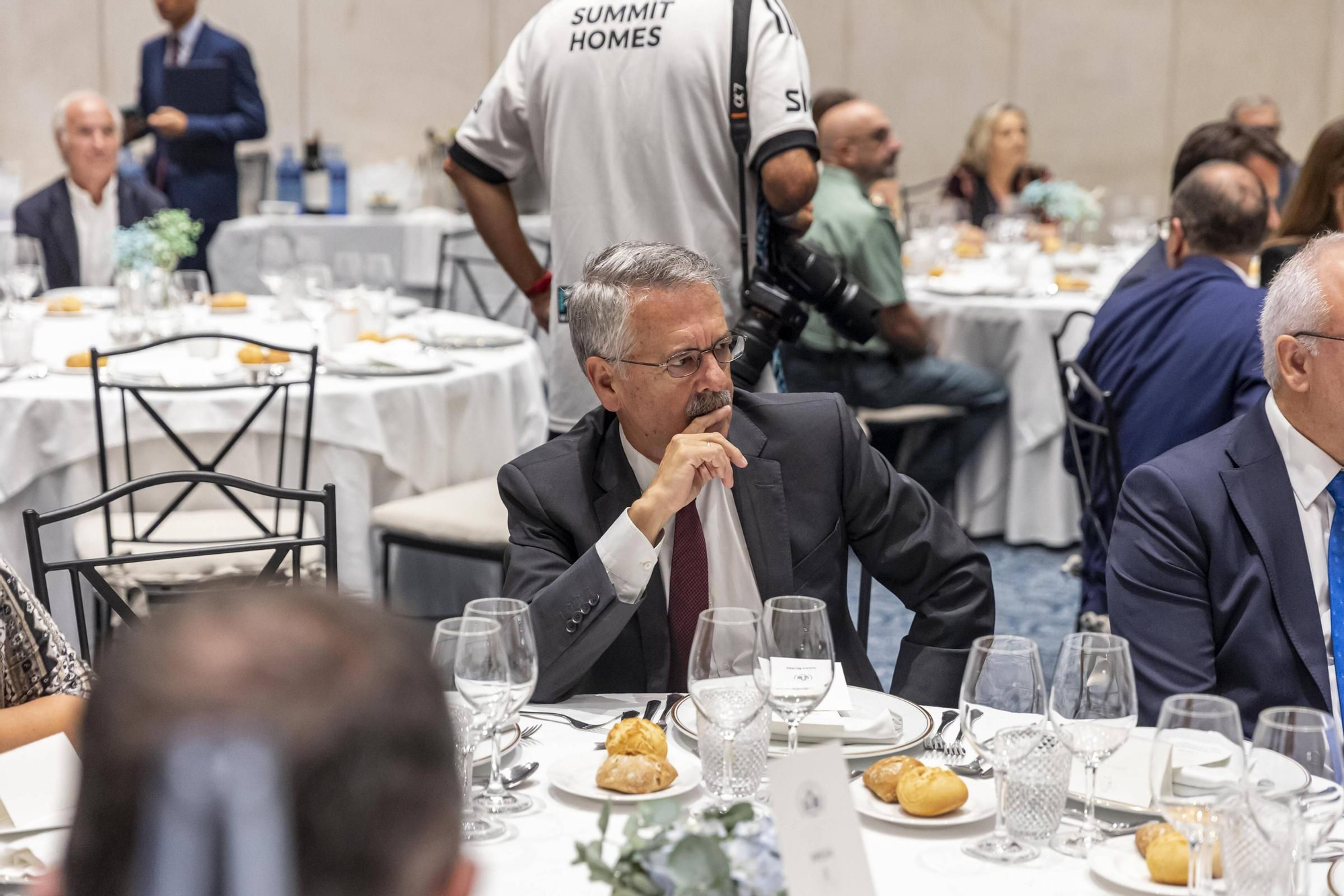 La Asociación Día de Galicia en Asturias entrega su medalla de oro a Adrián Barbón y Carmen Moriyón