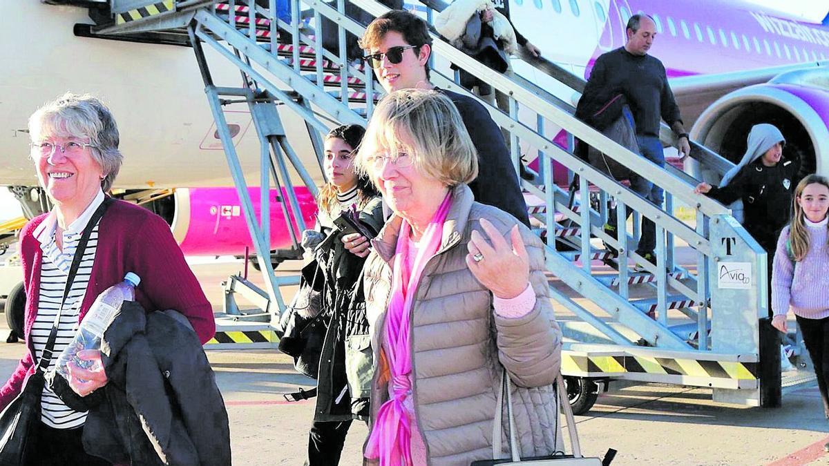 Dos turistas extranjeras llegan a Castellón, procedentes de uno de los vuelos del aeropuerto provincial, que en los próximos años reforzará sus conexiones.