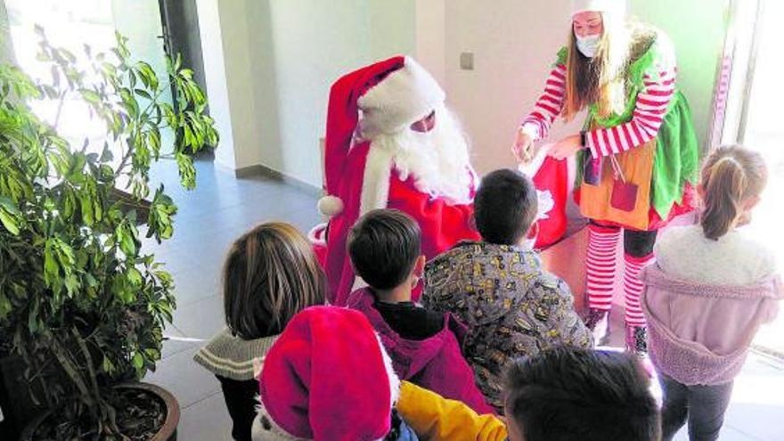 Teatro y visita de Papá Noel para los niños de los colegios laracheses