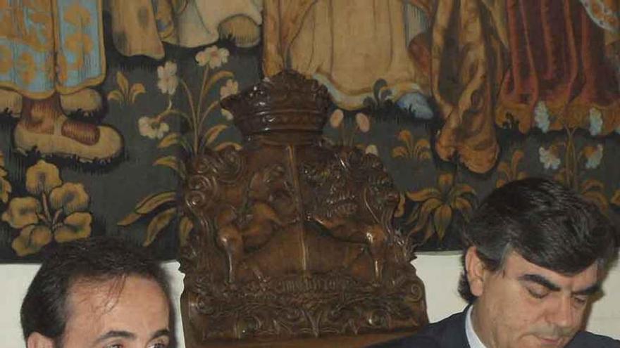 Prieto, izquierda, junto al alcalde Jesús Sedano en un Pleno.