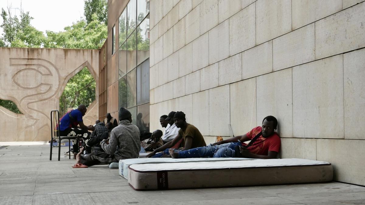 Varios inmigrantes sin hogar, con colchones en el entorno del Parque Bruil de Zaragoza.