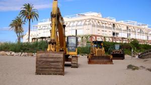 Maquinaria en las playas de Coma-ruga.