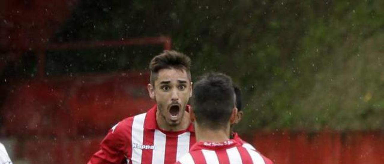 Álex García celebra un gol en su etapa en el Sporting B.