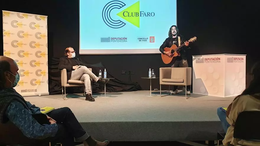 Andrés Suárez canta en tres minutos las 160 páginas de su último libro, "A través de los ojos".