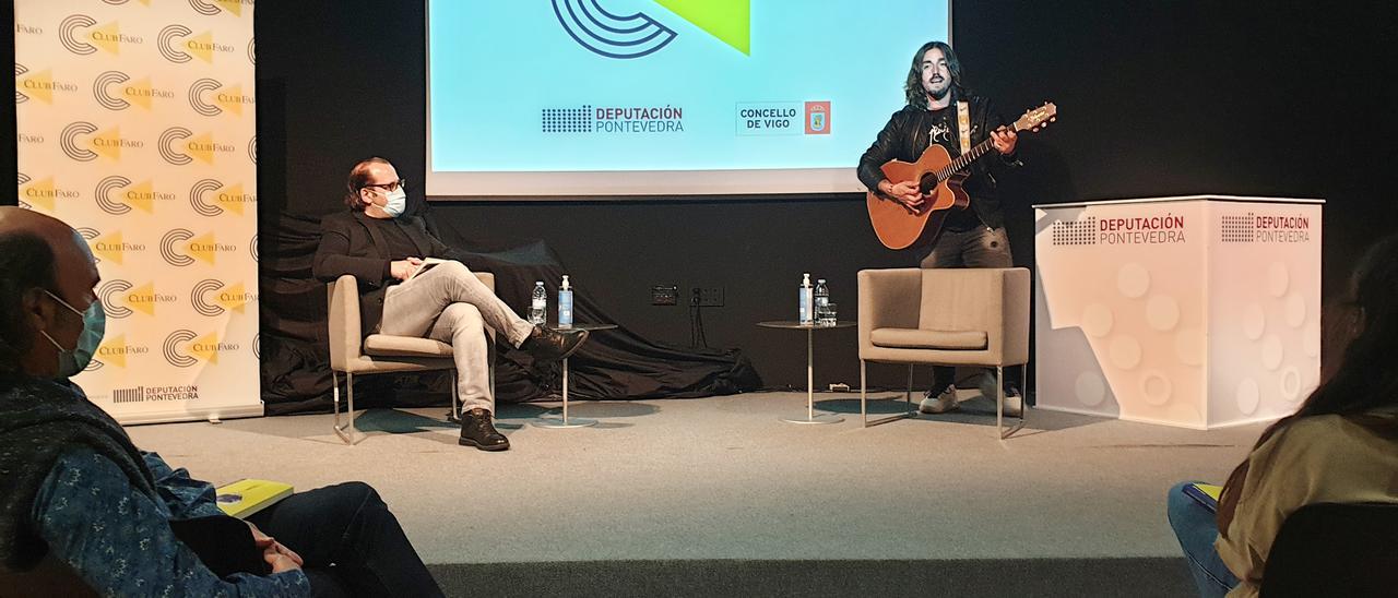 Andrés Suárez canta en tres minutos las 160 páginas de su último libro, "A través de los ojos".