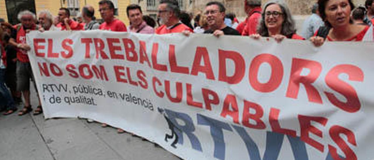 Comité de empresa y trabajadores de Canal 9, en una de las protestas ante el Palau.