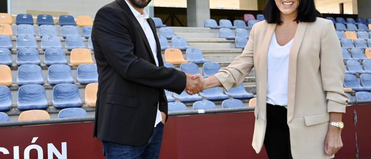 Antonio Fernández Rivadulla, nuevo técnico del Pontevedra, acompañado por la presidenta del club, Lupe Murillo.