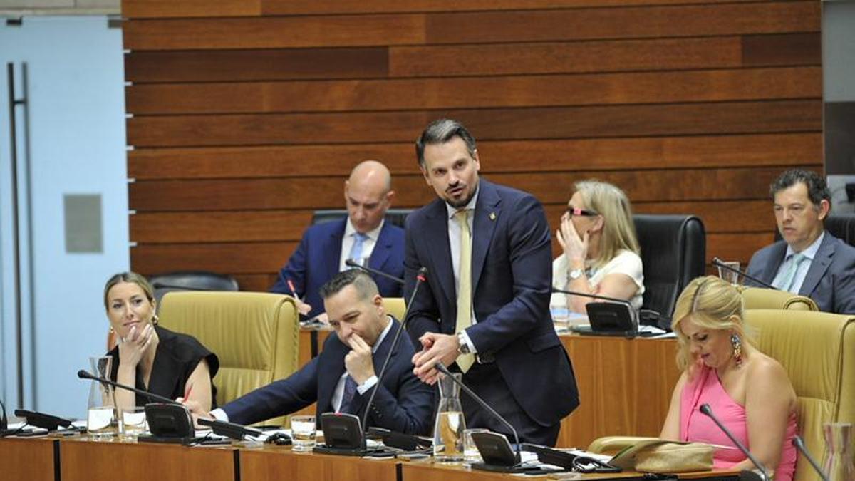 Bancada del gobierno en el pleno de la Asamblea de Extremadura.