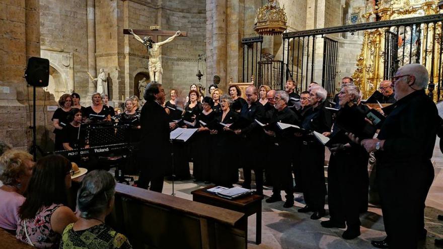 La Sociedad Coral de Torrelavega interpreta una obra del repertorio. | M. J. C.