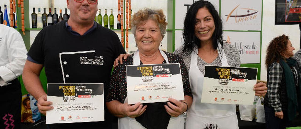 Los ganadores: Ye Cabrera (tercer puesto), Benedicta Caraballo (primer lugar) y Nadine Christiansen (segunda posición), ayer, en Teguise.