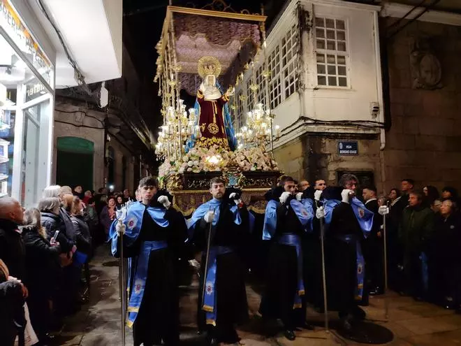 Cangas impone su voluntad sobre la amenaza de lluvia y desfila con la procesión de la Santa Cena