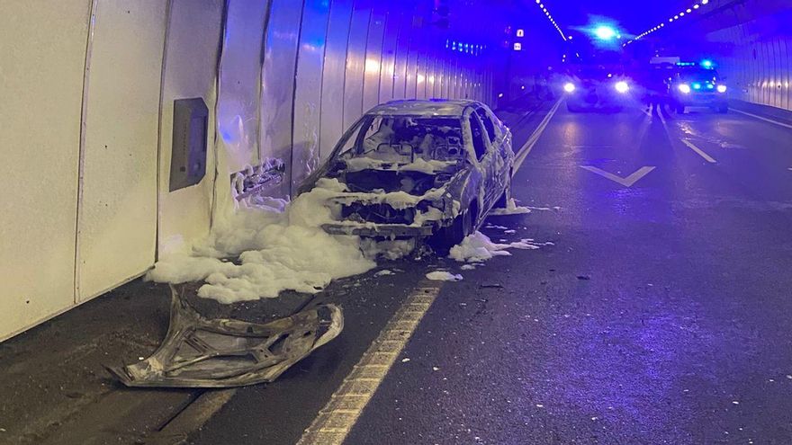 Reabre el tráfico en el túnel de A Cañiza tras arder un coche en su interior