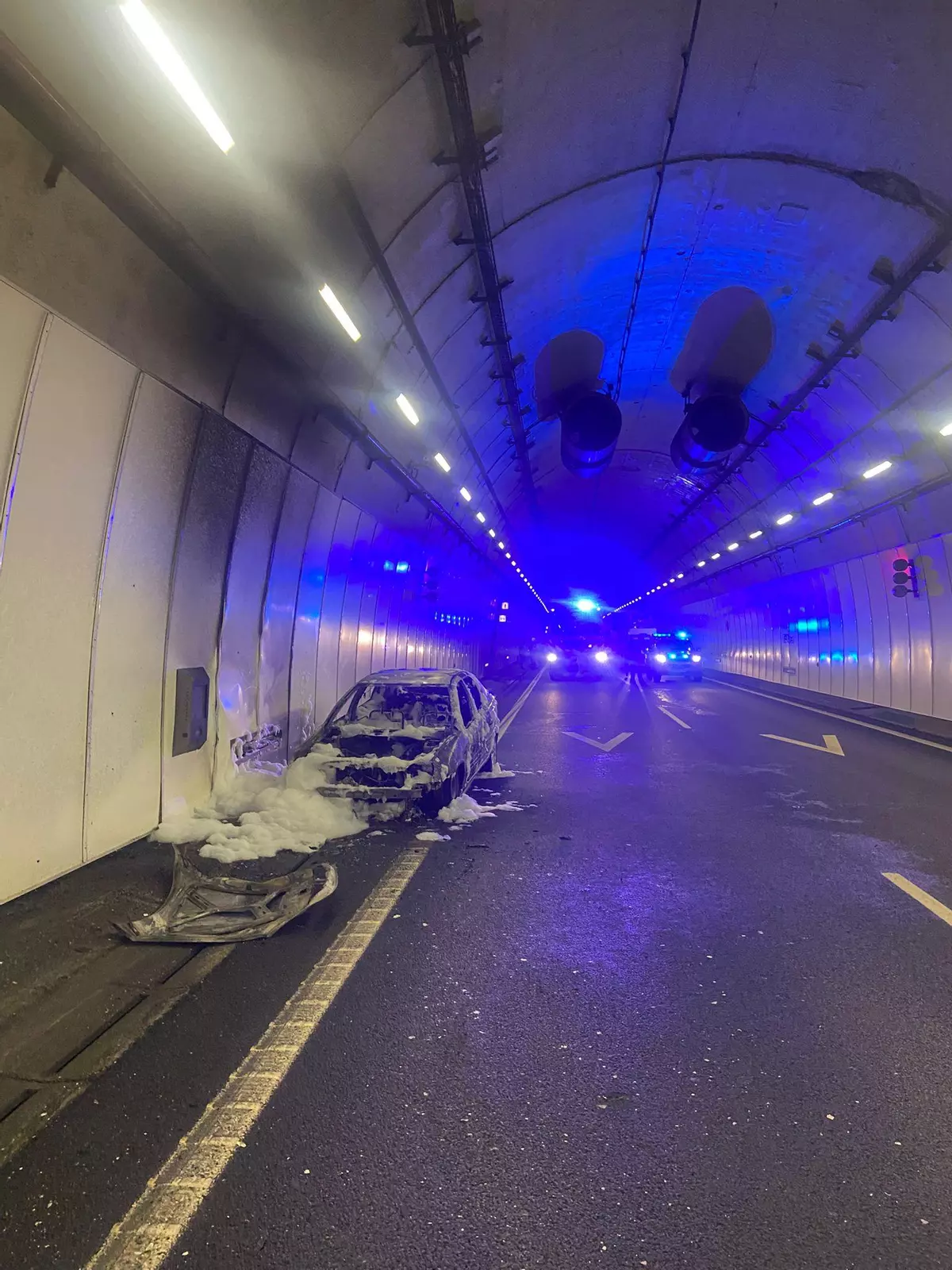 Arde un coche en el túnel de A Cañiza y se cierra la circulación en ambos sentidos