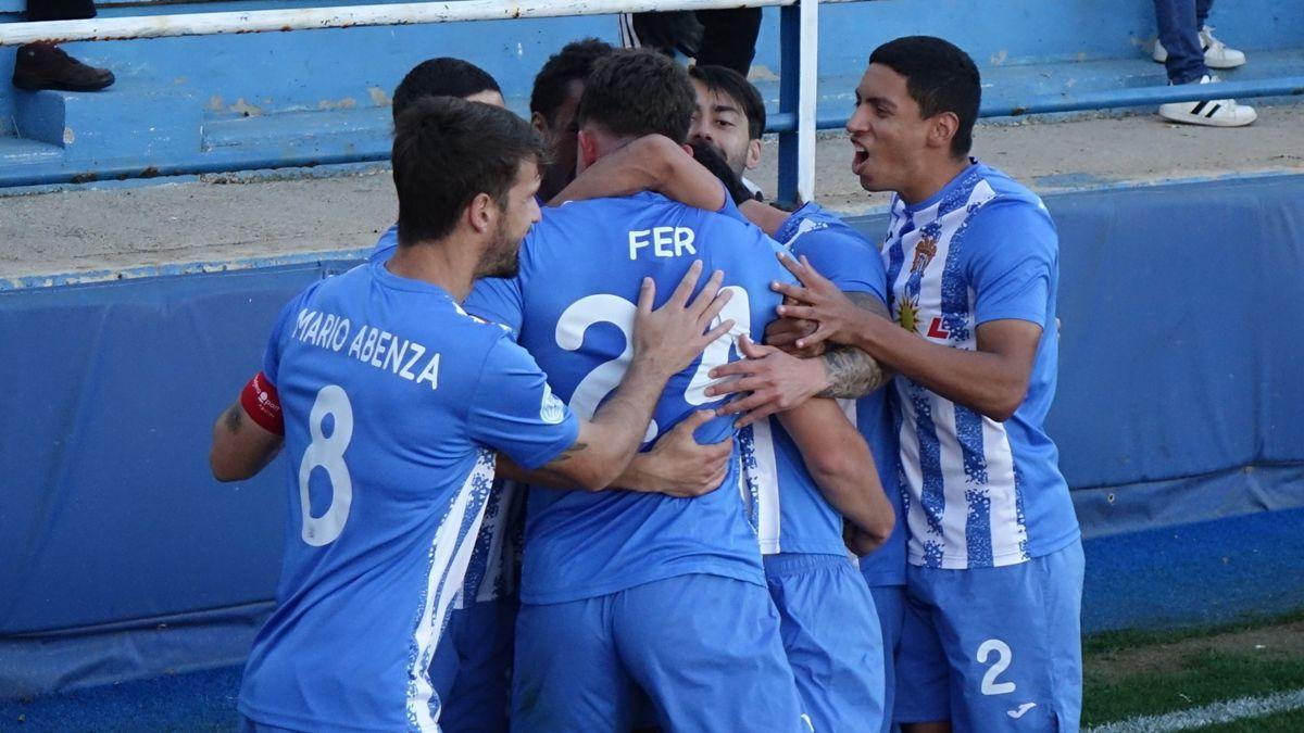 Los jugadores del Águilas celebran el primer tanto
