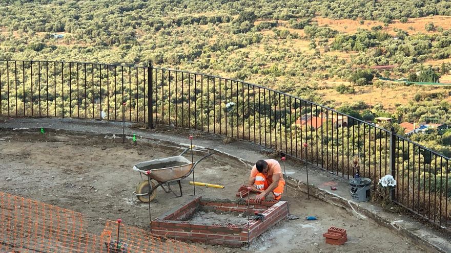Vídeo | Comienzan a instalar el 'Monumento a las víctimas de accidentes de moto' junto al santaurio de la Virgen de la Montaña de Cáceres