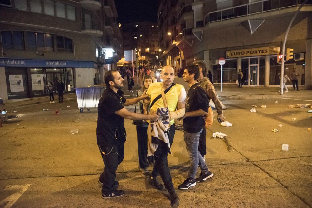 Càrregues i contenidors cremats al centre de Manresa al final de la protesta a la caserna