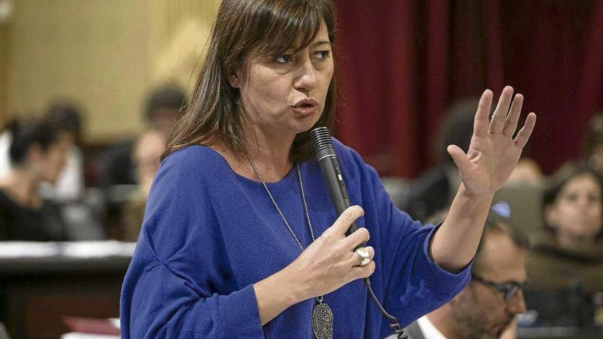 Francina Armengol en un pleno del Parlament.